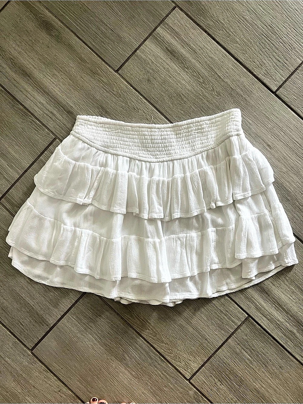 Hollister Ultra High-Rise Mini Skirt Tiered Mini Skirt in White Size XL Like New